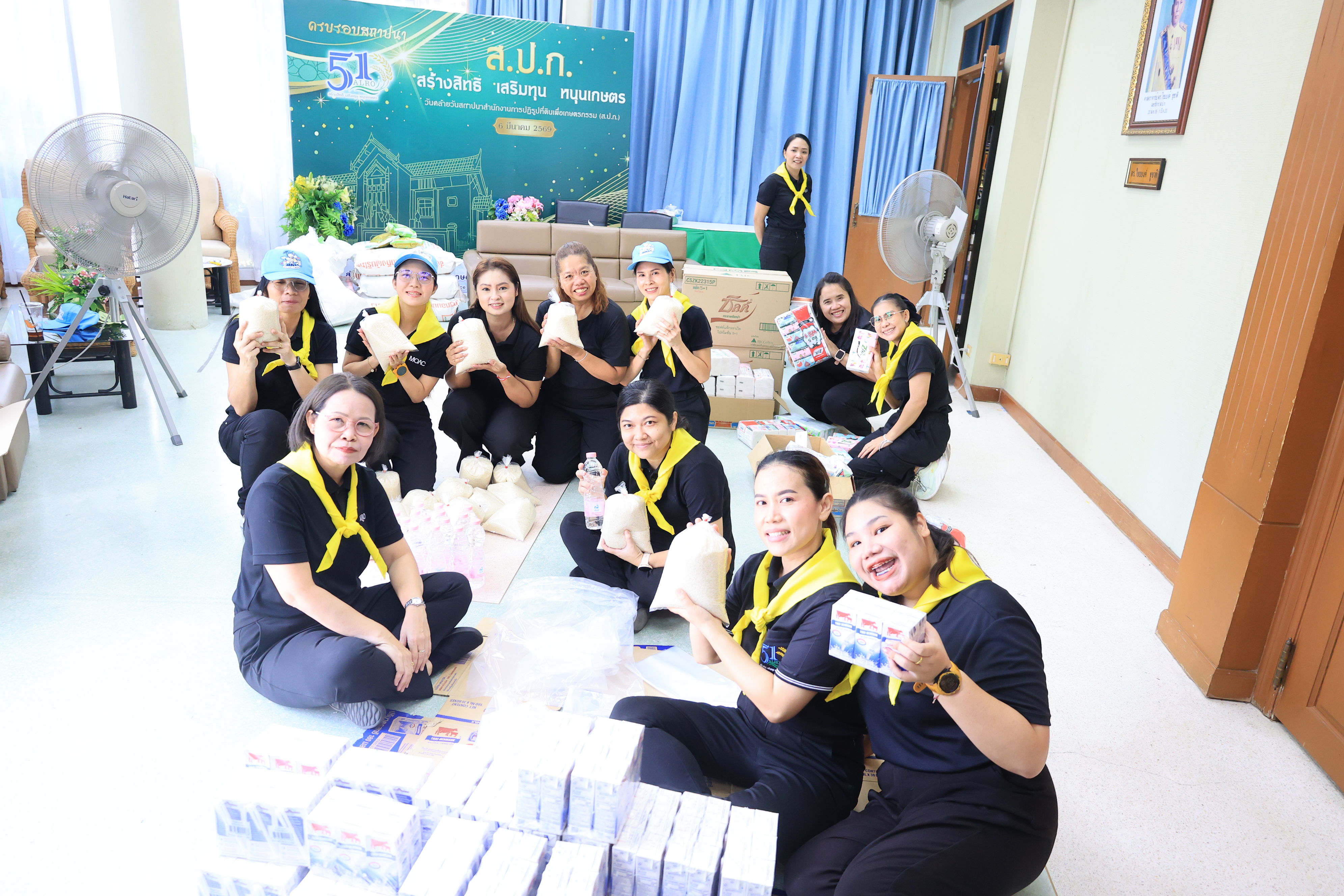 title - ส.ป.ก. ระดมจิตอาสาเตรียมถุงยังชีพ ส่งต่อความห่วงใยจาก รมช.เกษตรฯ ถึงมือผู้ประสบอุทกภัย